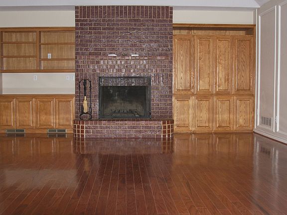 Living area w/Ent.center.