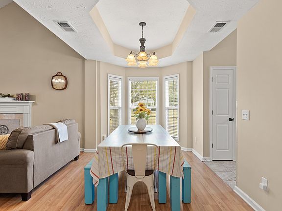 4th image of 102 Williamsburg Dr
