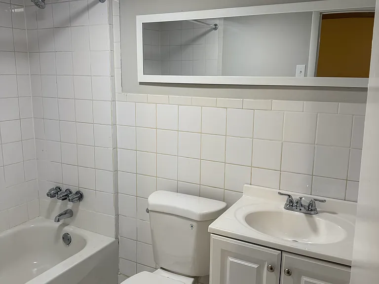 Cedar Square Apartments — Photo 9