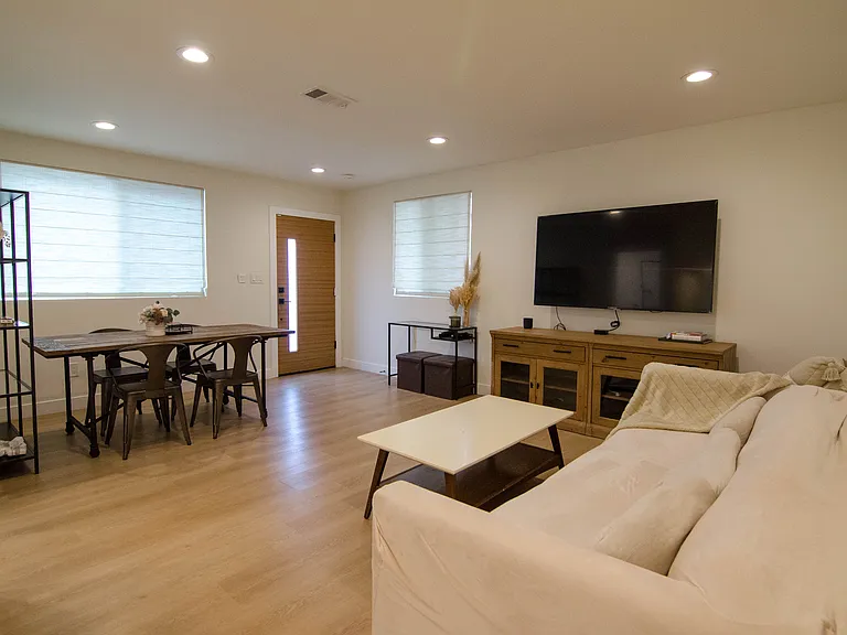 1236 N Evergreen Ave — Photo 4