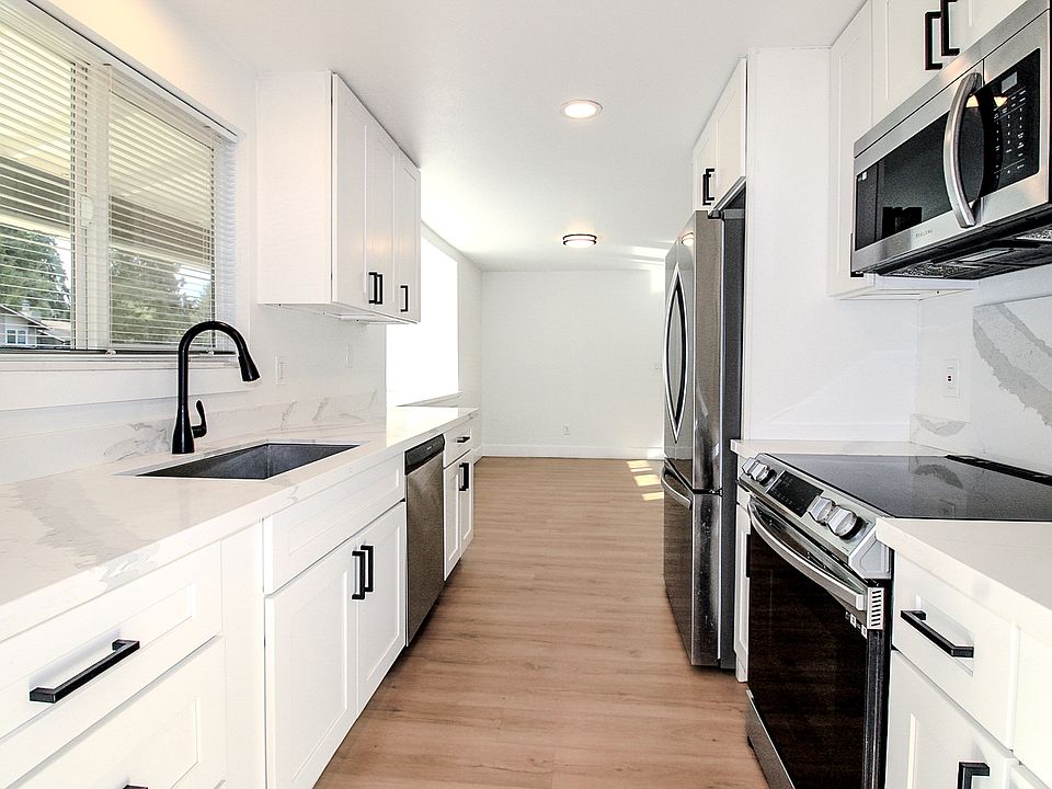 New kitchen w Quartz Countertops & S/S appliances