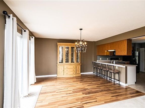 5th image of 717 Bruton Dr