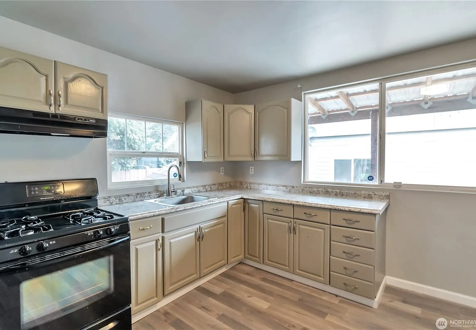 4 bed, 1000 sqft, $2,500 — Photo 4