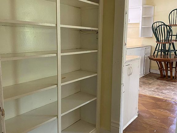 4th image of 301 E Brin St