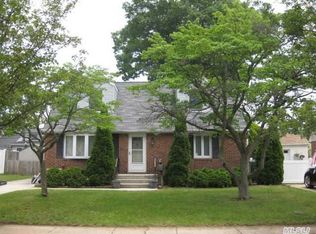 6 Terrace Ct, Albertson, NY 11507