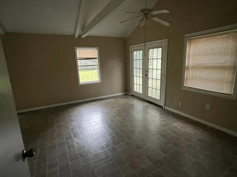 257 Roxton Ln — Photo 11