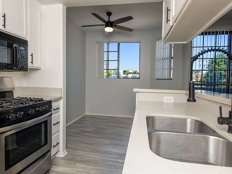 520 N Hollywood Way — Photo 8