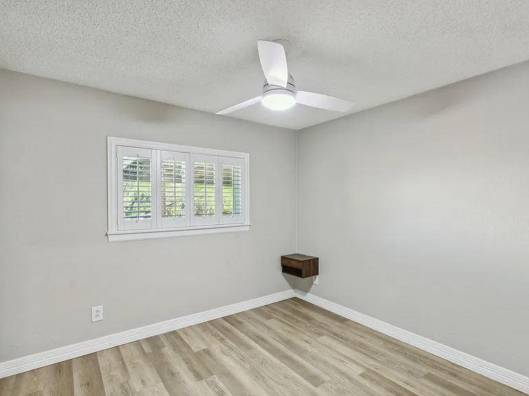 849 N Riverside Dr — Photo 12