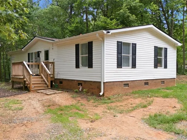 155 Coryland Dr, Walkertown, NC 27051