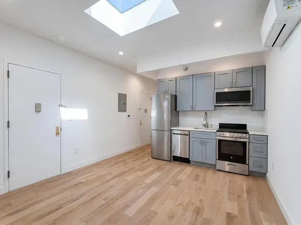 231 East 60th Street image 1 of 11