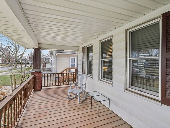 3rd image of 1654 Greenlawn Ave