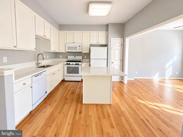 2581 Sutters Mill Dr, Herndon, VA 20171