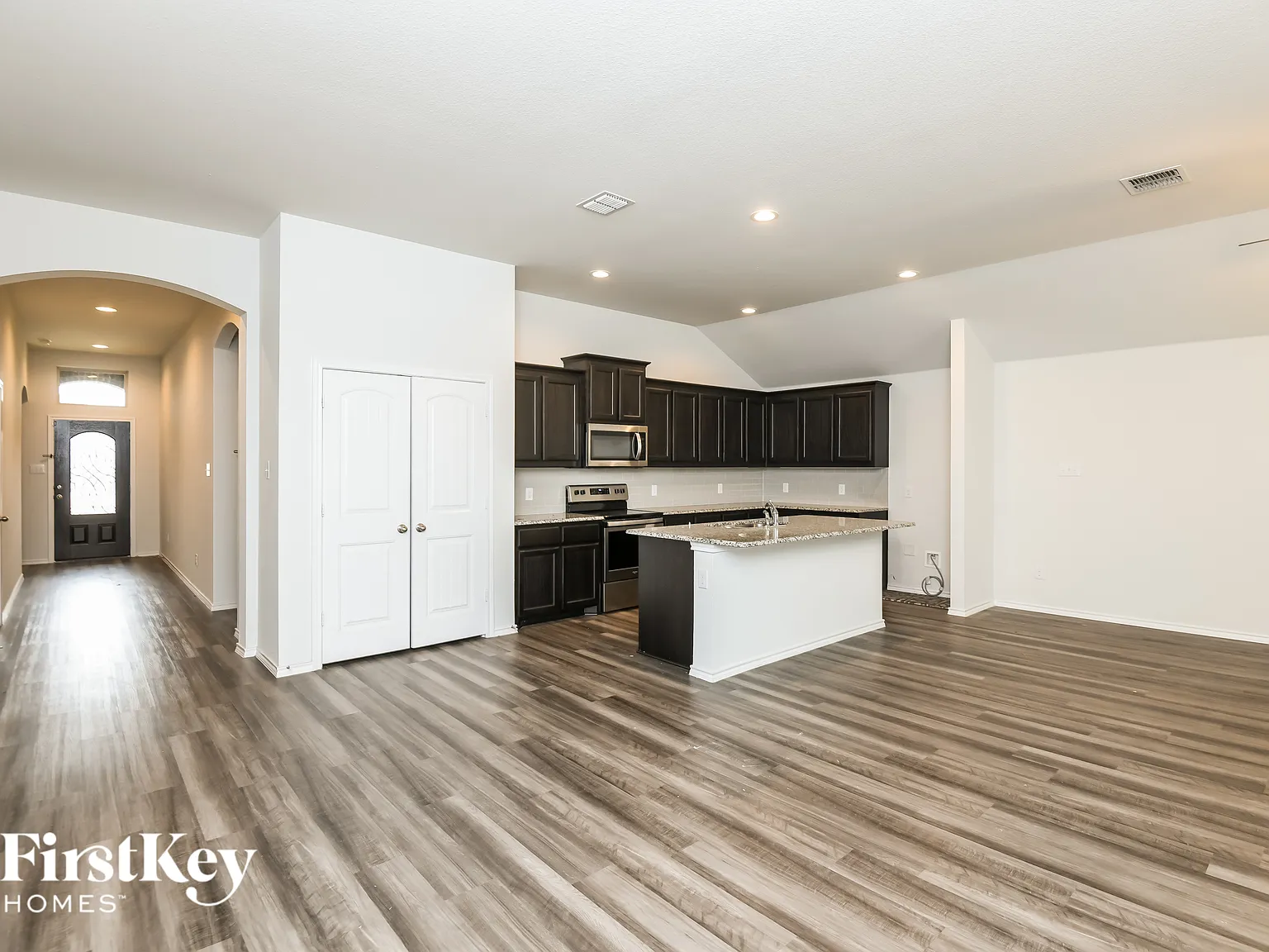 3 bed, 2.0 bath, 1752 sqft, $2,305 — Photo 4
