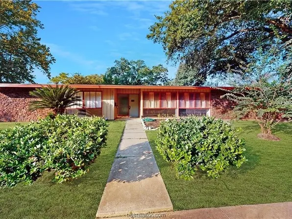 1102 S Magnolia St, Hearne, TX 77859