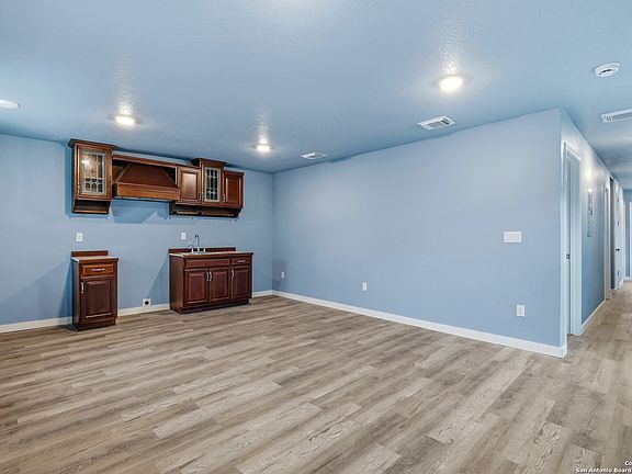 3rd image of 3528 S Laredo