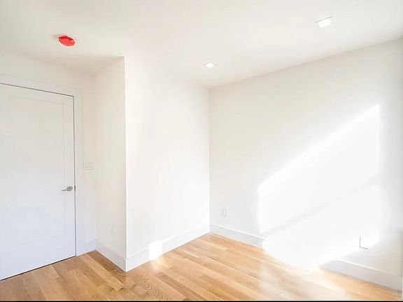 3rd image of 33 E 106th St #3