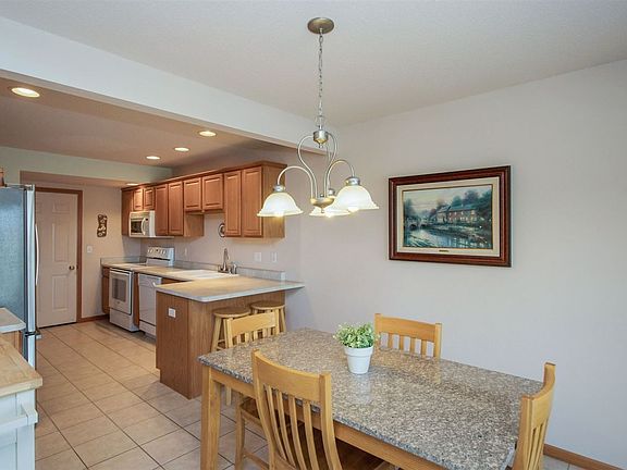 5th image of 110 E Tartan Dr