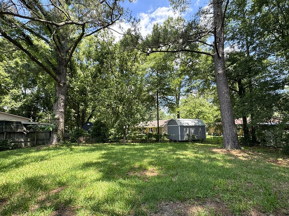 2nd image of 213 Iris St