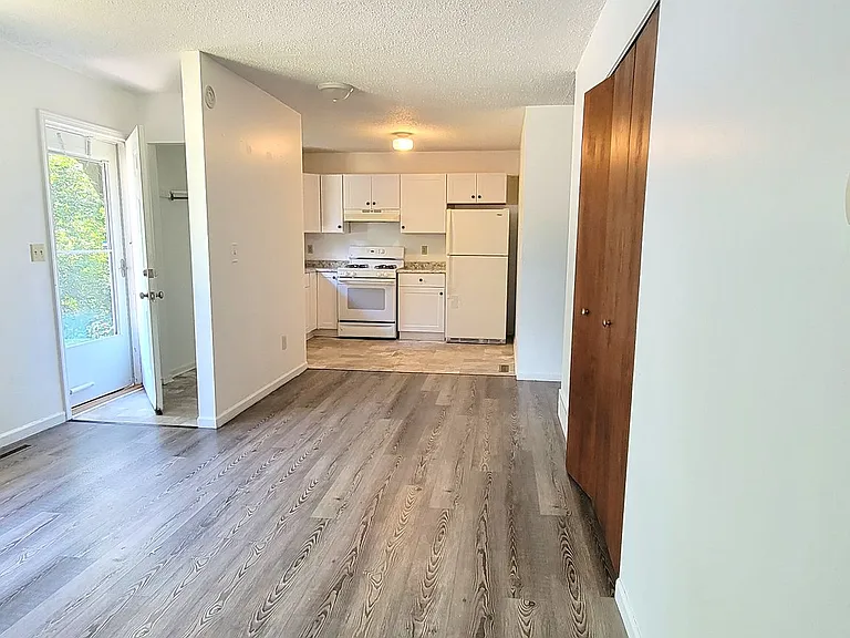 286 S Airport Rd E — Photo 2