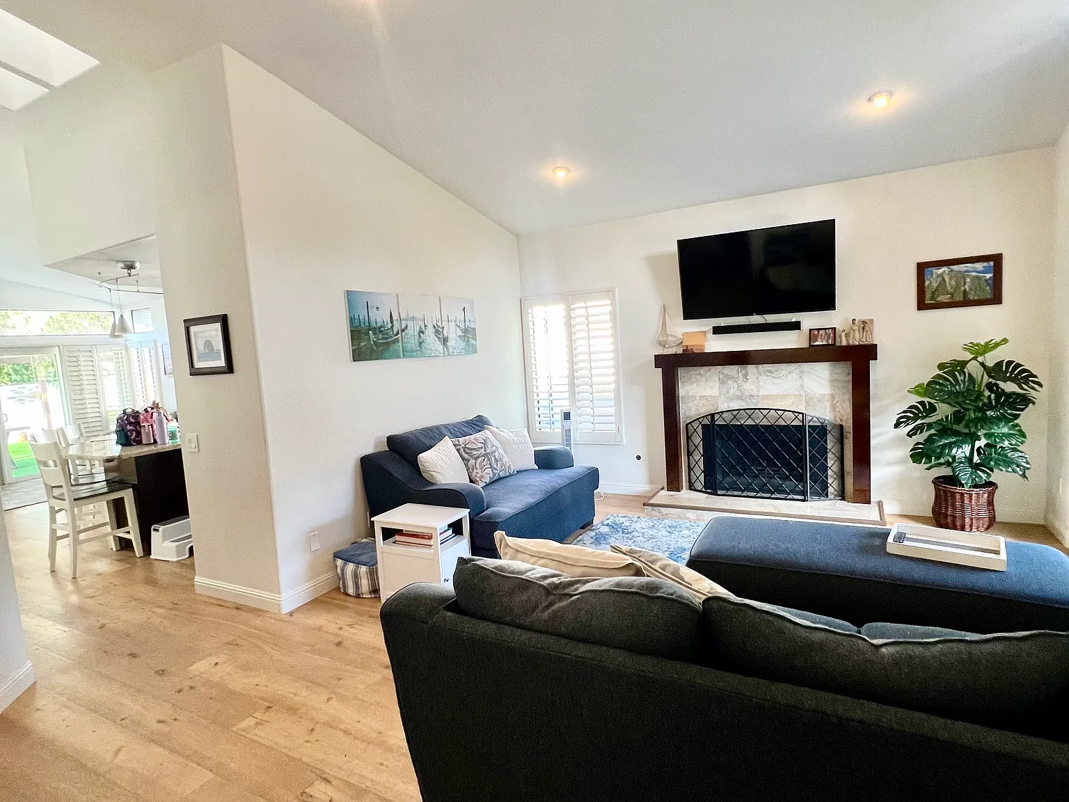 724 Poinsettia Park S — Photo 4