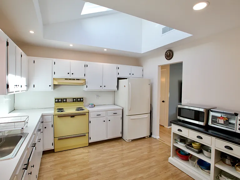 1 Linda Rd — Photo 2