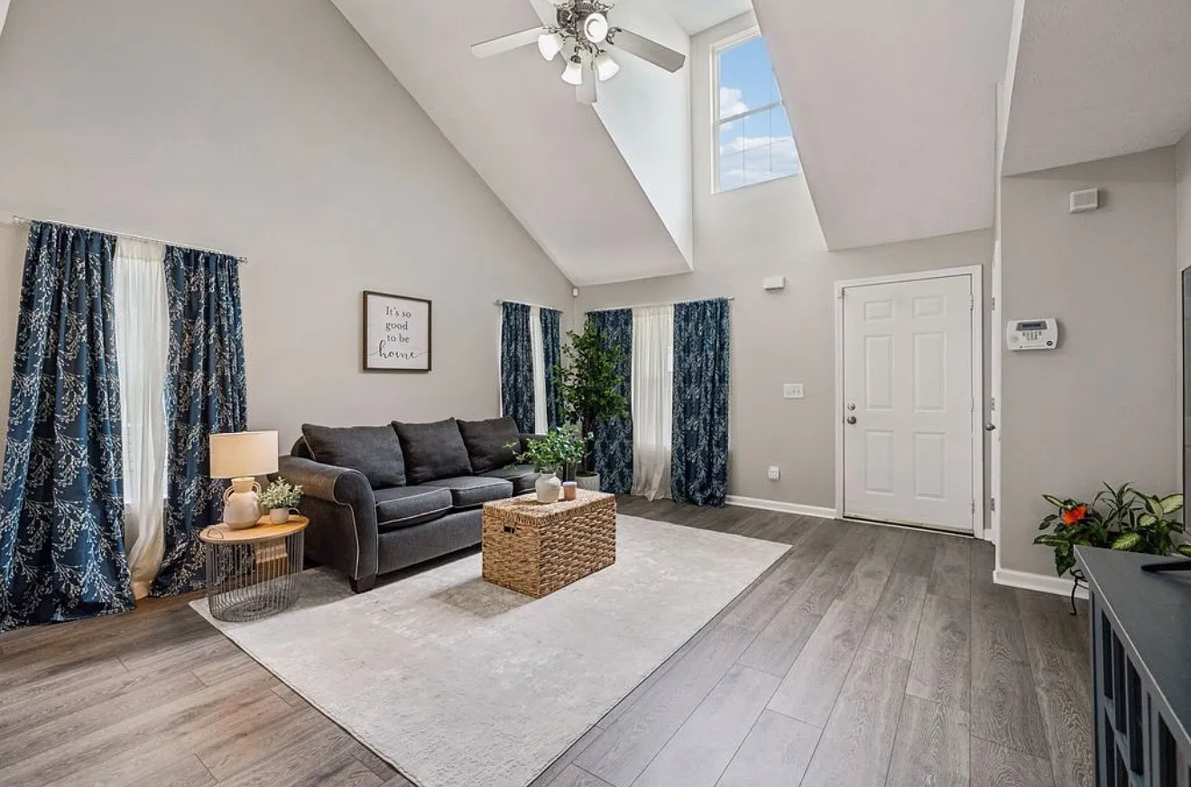 3 bed, 1243 sqft, $2,400 — Photo 2