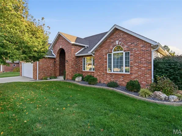 12 Oak Ridge Dr, Columbia, IL 62236