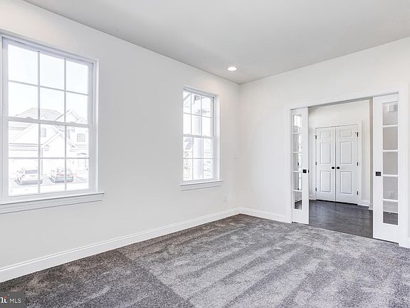 3rd image of 799 Idlewyld Dr
