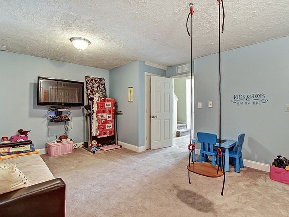 4th image of 16123 Sherwin Ct