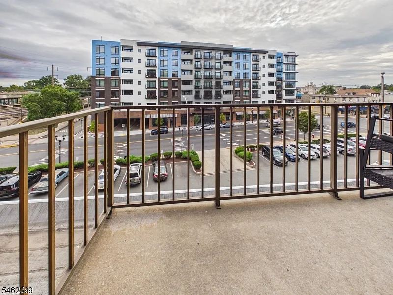10 N Wood Ave — Photo 4