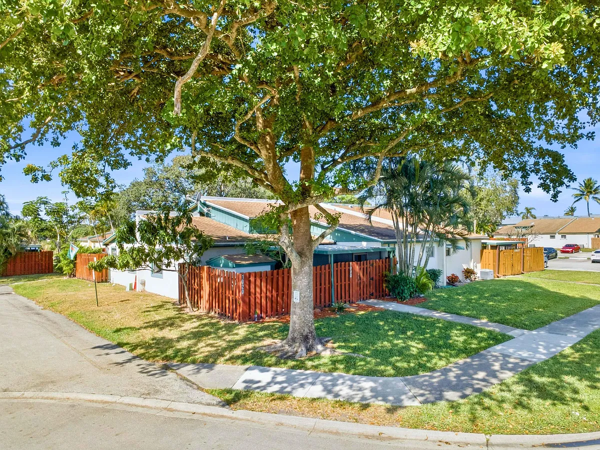 Building Photo - 1020 Manor Dr