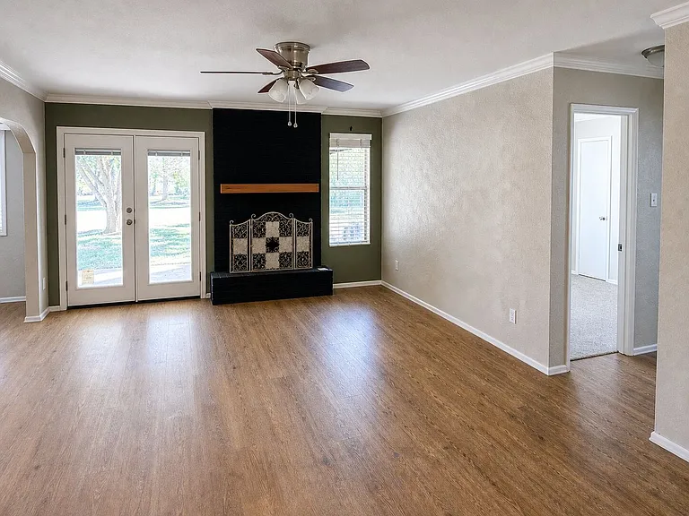 1105 Green Meadow Dr — Photo 1