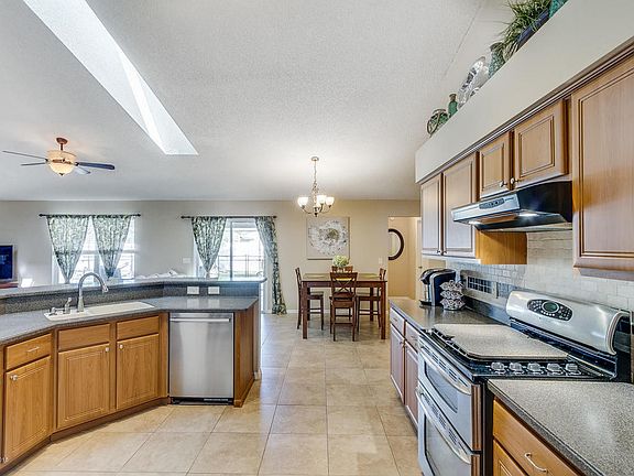 4th image of 372 Lake Victoria Cir