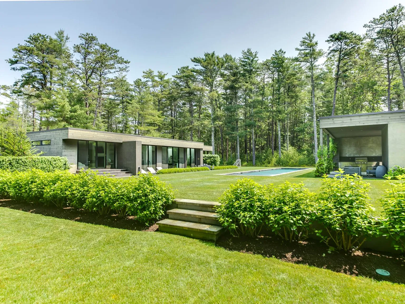 Modern Hamptons Retreat on Park Like 2.4 Acres — Photo 3