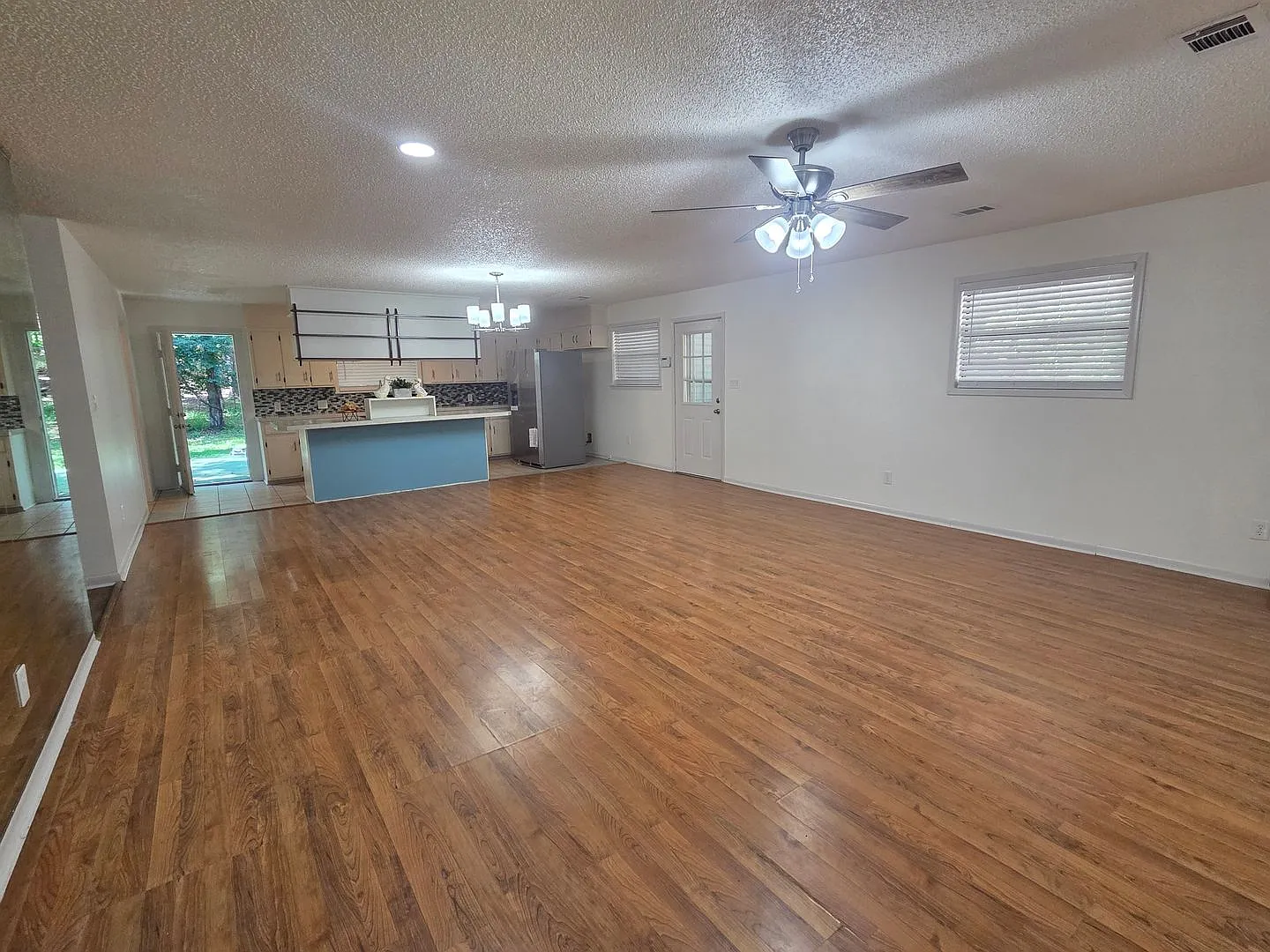 3bd/2ba, Updated kitchen! — Photo 3