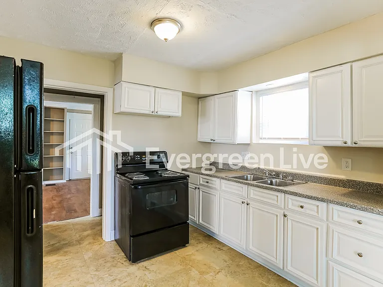 731 Malvern Ave — Photo 9