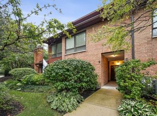 706 Waukegan Rd #C2, Glenview, IL 60025