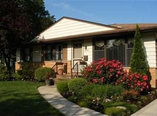 4050 Circlewood Dr, Fairview Park, OH