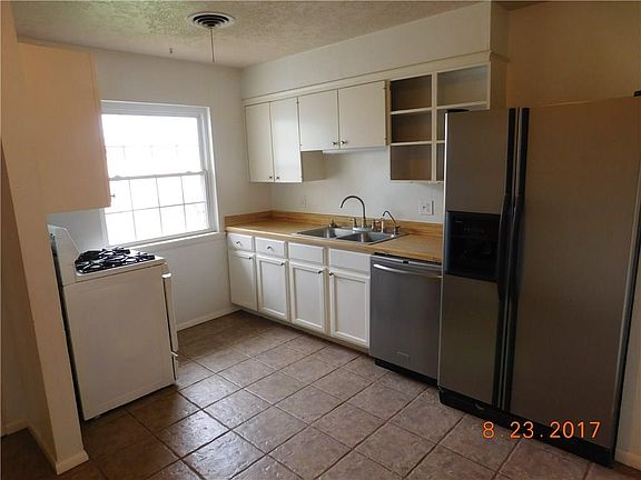 3rd image of 405 Hoover Cir