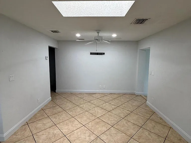 741 Roseland Dr — Photo 12