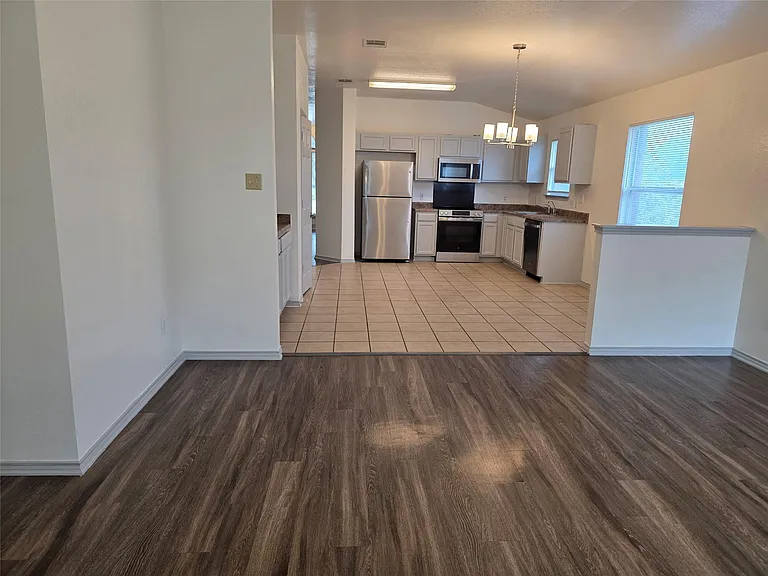 319 Riverwalk Dr — Photo 5