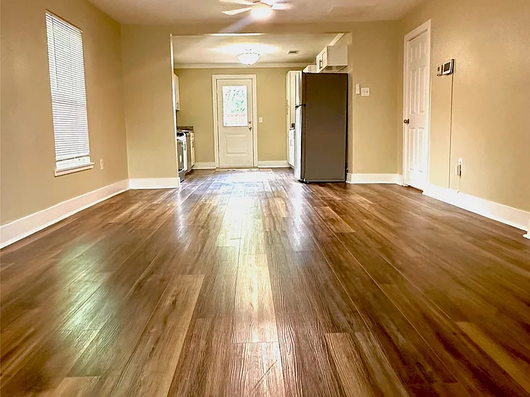 6834 Victoria Ave — Photo 4