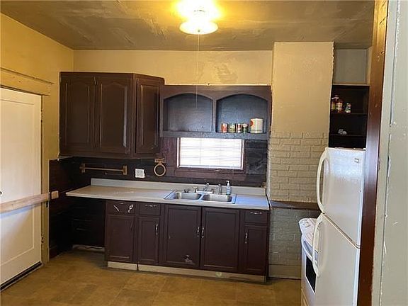 4th image of 2915 E 30th St