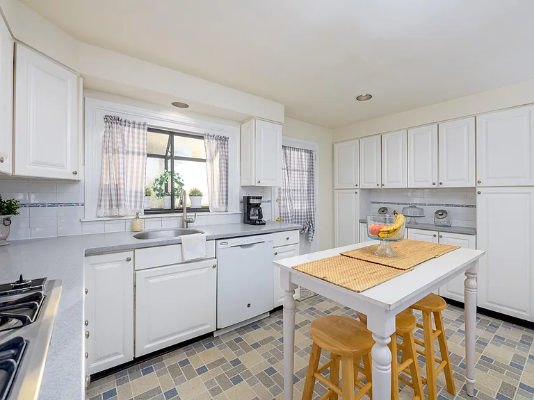 232 Spruce Tree Rd — Photo 6