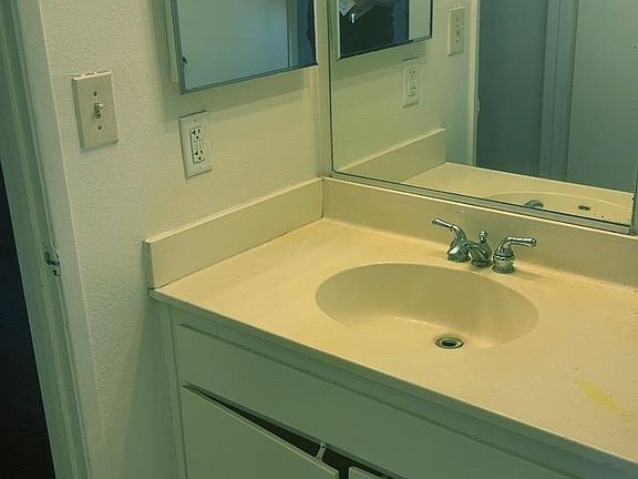 4th image of 43775 Nathan Dr #1