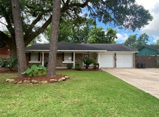 130 Emerald Dr, Clute, TX 77531