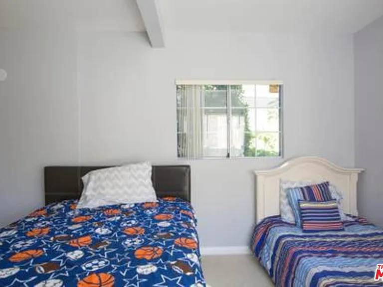 5049 Serrania Ave — Photo 18
