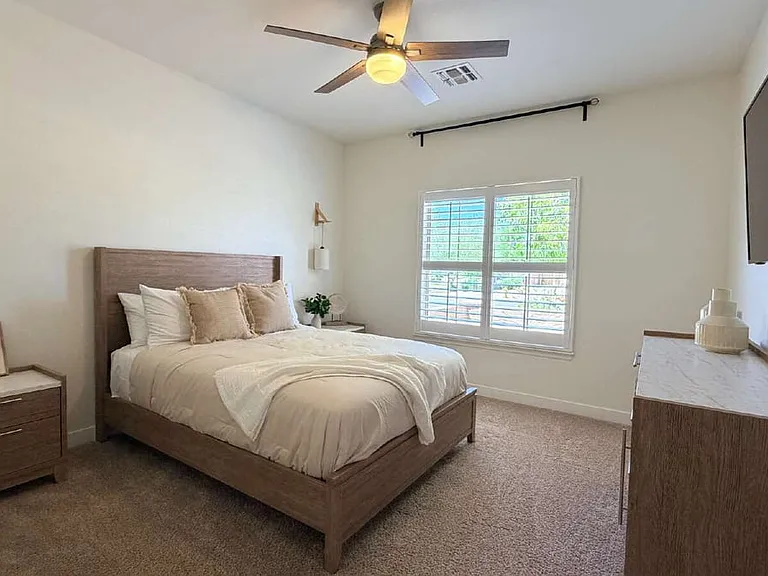 1121 E Powell Way — Photo 11