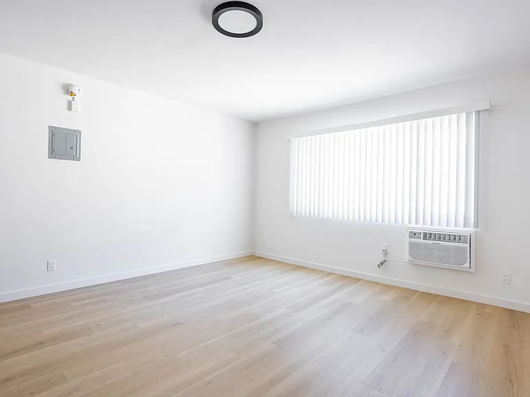 1811 Tamarind Ave — Photo 22