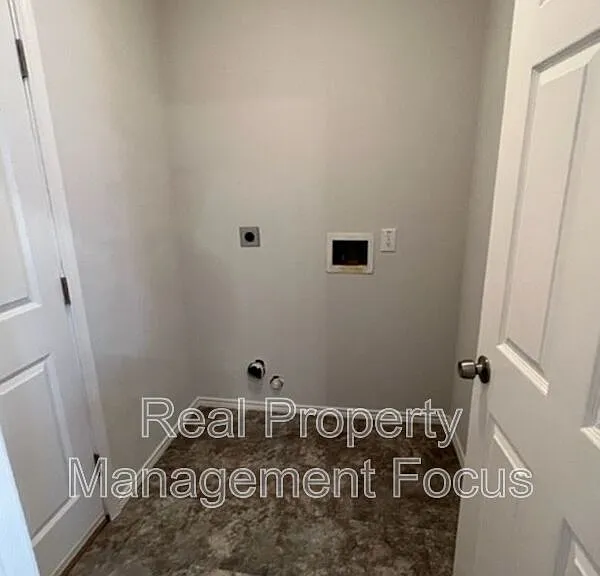 1004 Trickham Dr — Photo 25